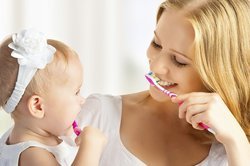 Baby, 8 Monate, beim Zähne putzen. Baby, 8 Monate, beim Zähne putzen.
