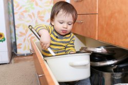 Baby, 9 Monate, spielt mit Töpfen. Baby, 9 Monate, spielt mit Töpfen.