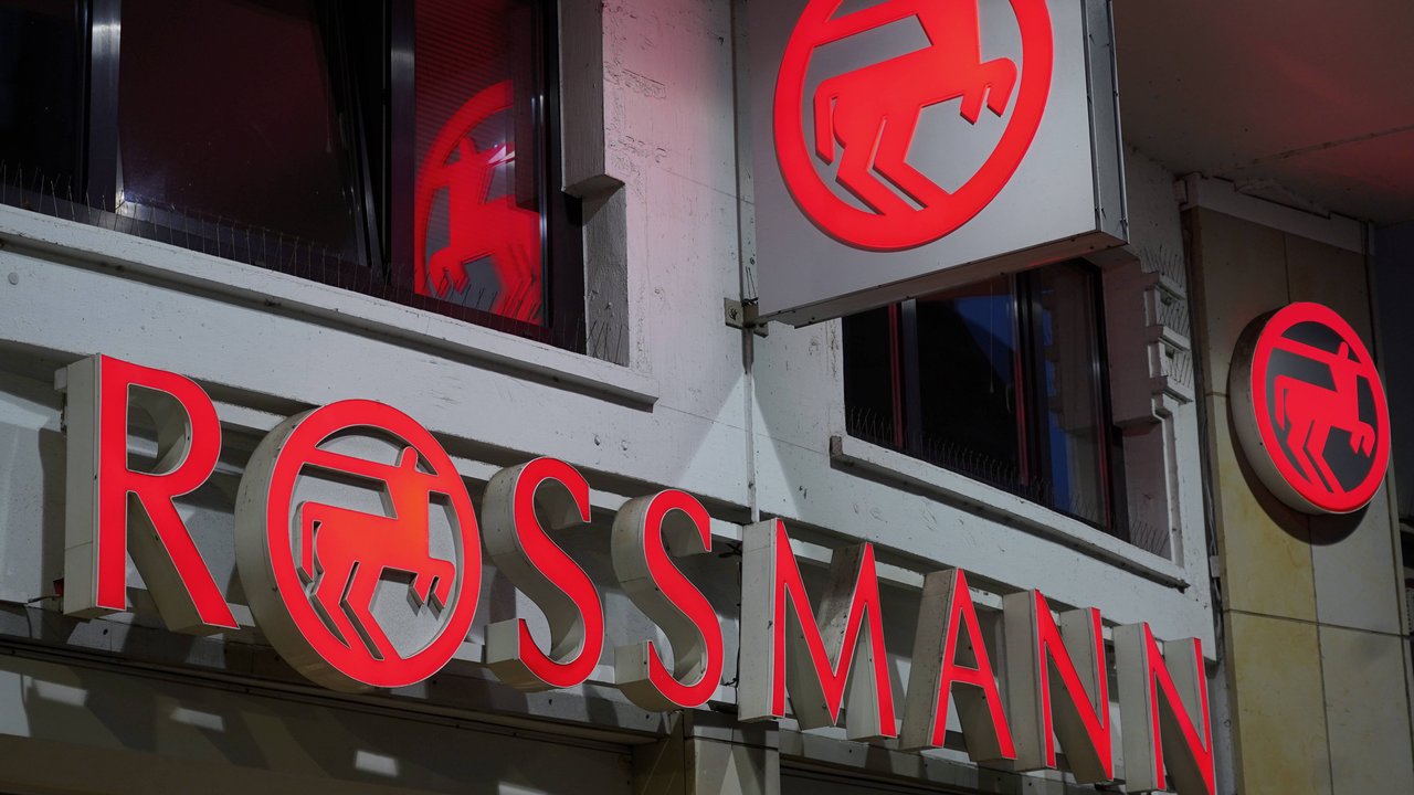 Bei Rossmann gibt es ein bequemes Nackenkissen.