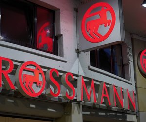 Hol dir dieses Nackenkissen für 8 Euro bei Rossmann für deinen Sommerurlaub