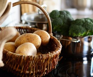 Bloß nicht weggießen: So nutzt du das Wasser vom Gemüsekochen für deine Pflanzen
