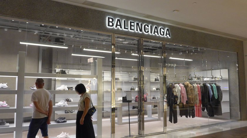 Brands and logos in Hong Kong, China - 23 June 2024 Pedestrians walk past the Spanish multinational luxury fashion store Balenciaga and store in Hong Kong, China Hong Kong China Copyright: xSerenexLeex/xSOPAxImagesx SL_Balenciaga_Logo