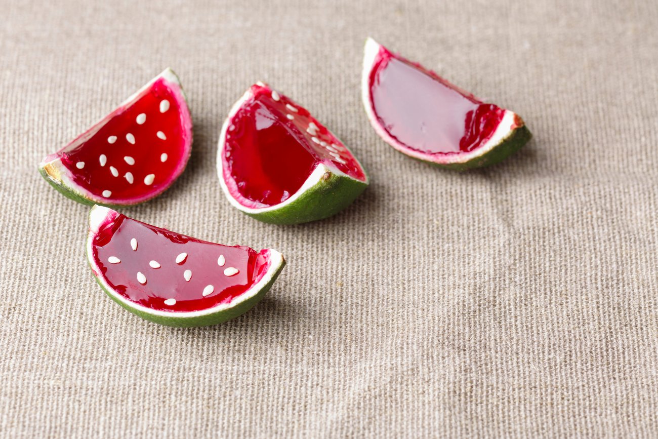 Die Jello Shots aus Wackelpudding mit Wodka sehen aus wie kleine Wassermelonen. Die Jello Shots aus Wackelpudding mit Wodka sehen aus wie kleine Wassermelonen.