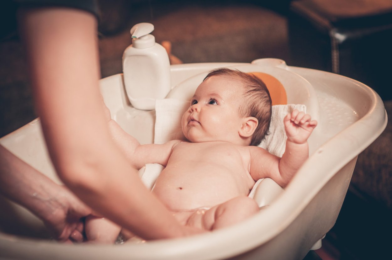Baby wird gebadet Baby wird gebadet