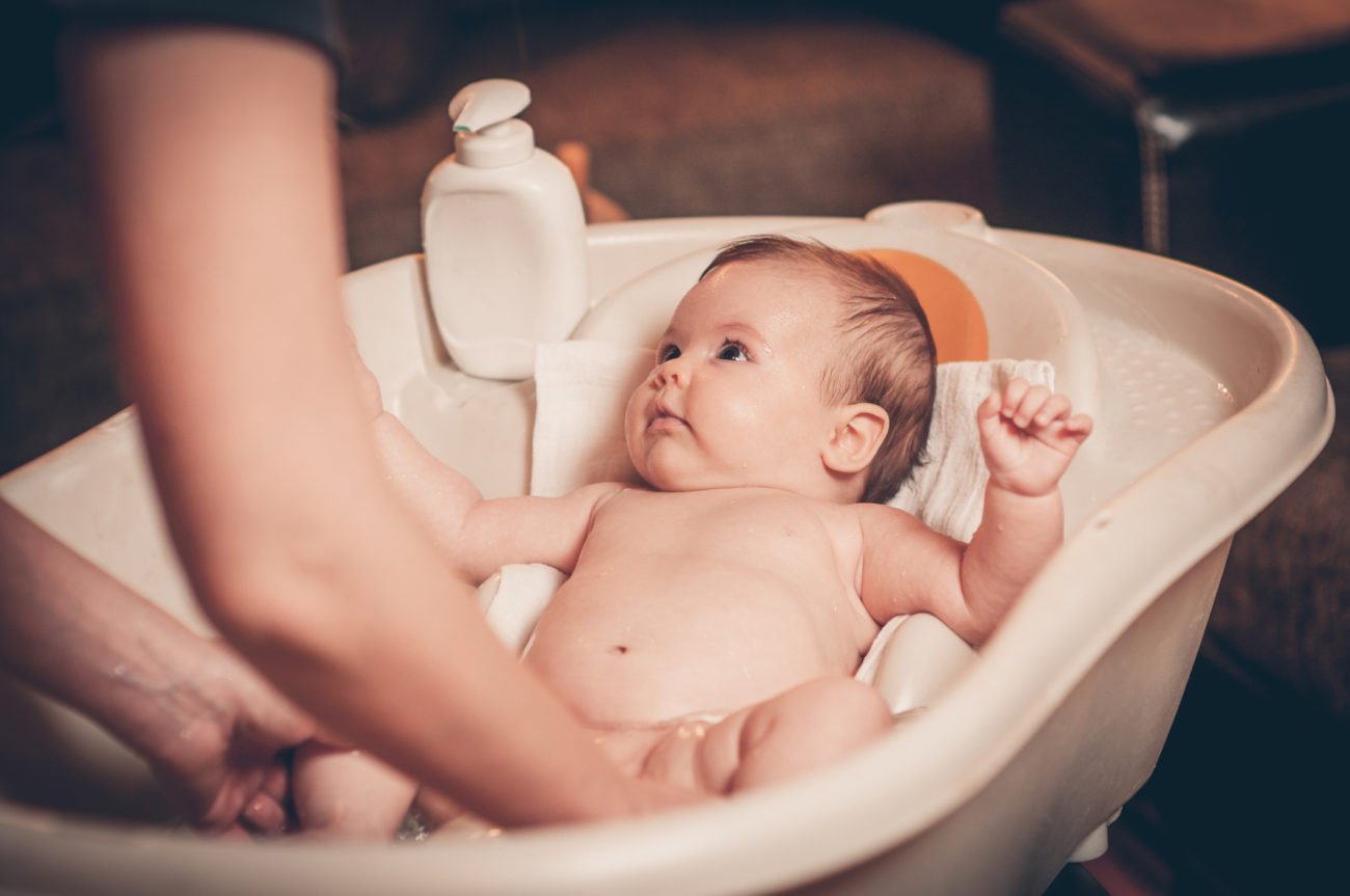 Baby wird gebadet Baby wird gebadet