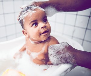 Kleinkind Haare waschen: 5 Tricks und die besten Testsieger-Shampoos