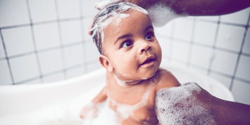 Kleinkind Haare waschen: 5 Tricks und die besten Testsieger-Shampoos
