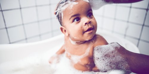 Kleinkind Haare waschen: 5 Tricks und die besten Testsieger-Shampoos