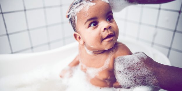 Kleinkind Haare waschen: 5 Tricks und die besten Testsieger-Shampoos