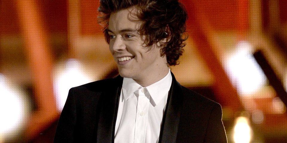 One Direction Hottie Harry Styles Tragt Die Haare Glatt Desired De