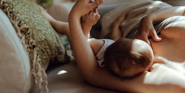 Clusterfeeding: Mein Baby hört nicht auf zu Trinken!