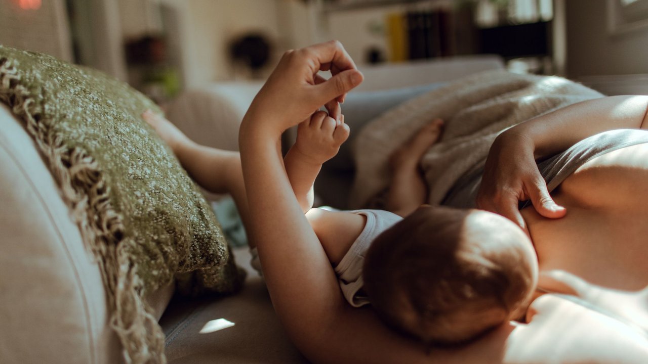 Clusterfeeding: Mein Baby hört nicht auf zu Trinken!