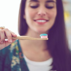 Zahnpasta Test: 8 beliebte Zahnpasten sind „mangelhaft“