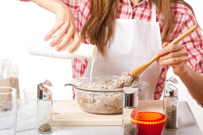 Beim Kochen und Backen kannst du Sahne mit Sojacreme ersetzen.