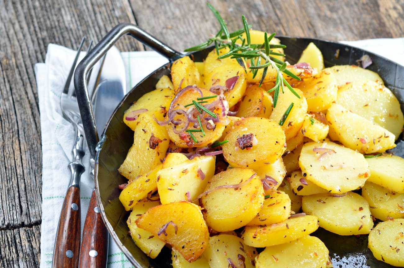 Bratkartoffeln in einer Pfanne Bratkartoffeln in einer Pfanne