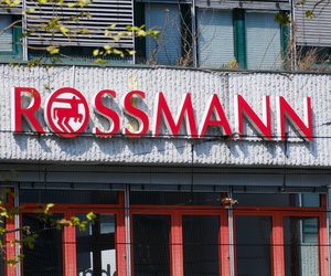 Natürlich und glänzend: Das Rossmann-Produkt, das Lippenöl und Lipgloss kombiniert