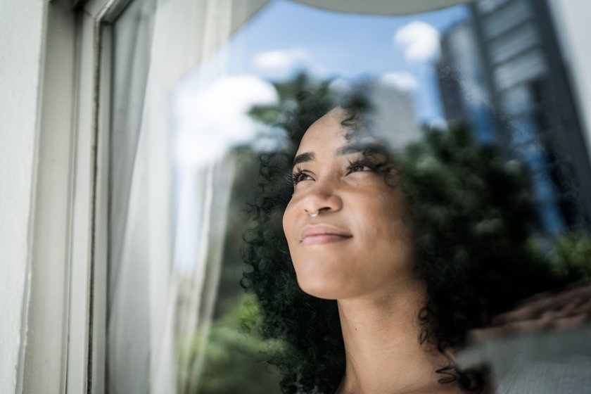 Frau an Fenster