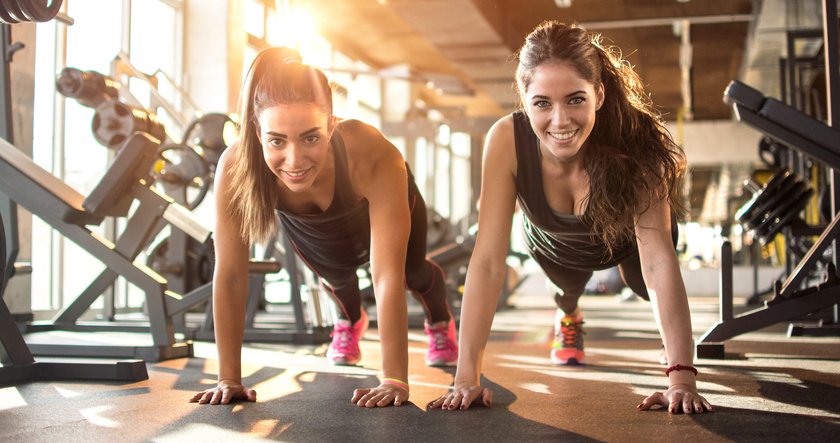 Zwei Frauen machen Sport im Fitnessstudio