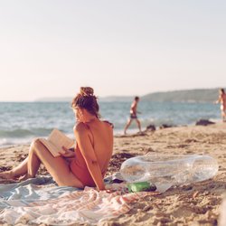 Mit diesen 10 genialen Beach Essentials von H&M Home wird dein Tag am See perfekt!