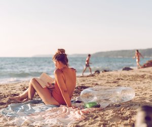Mit diesen 10 genialen Beach Essentials von H&M Home wird dein Tag am See perfekt!