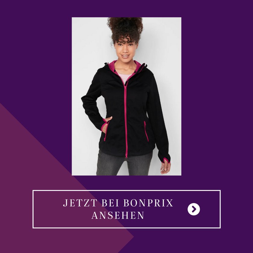 Eine Frau trägt eine dunkle Softshelljacke mit pinken Details