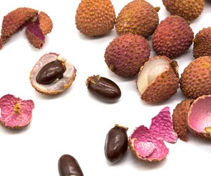 Litschi essen: Die einfachste Methode und was in der Frucht steckt