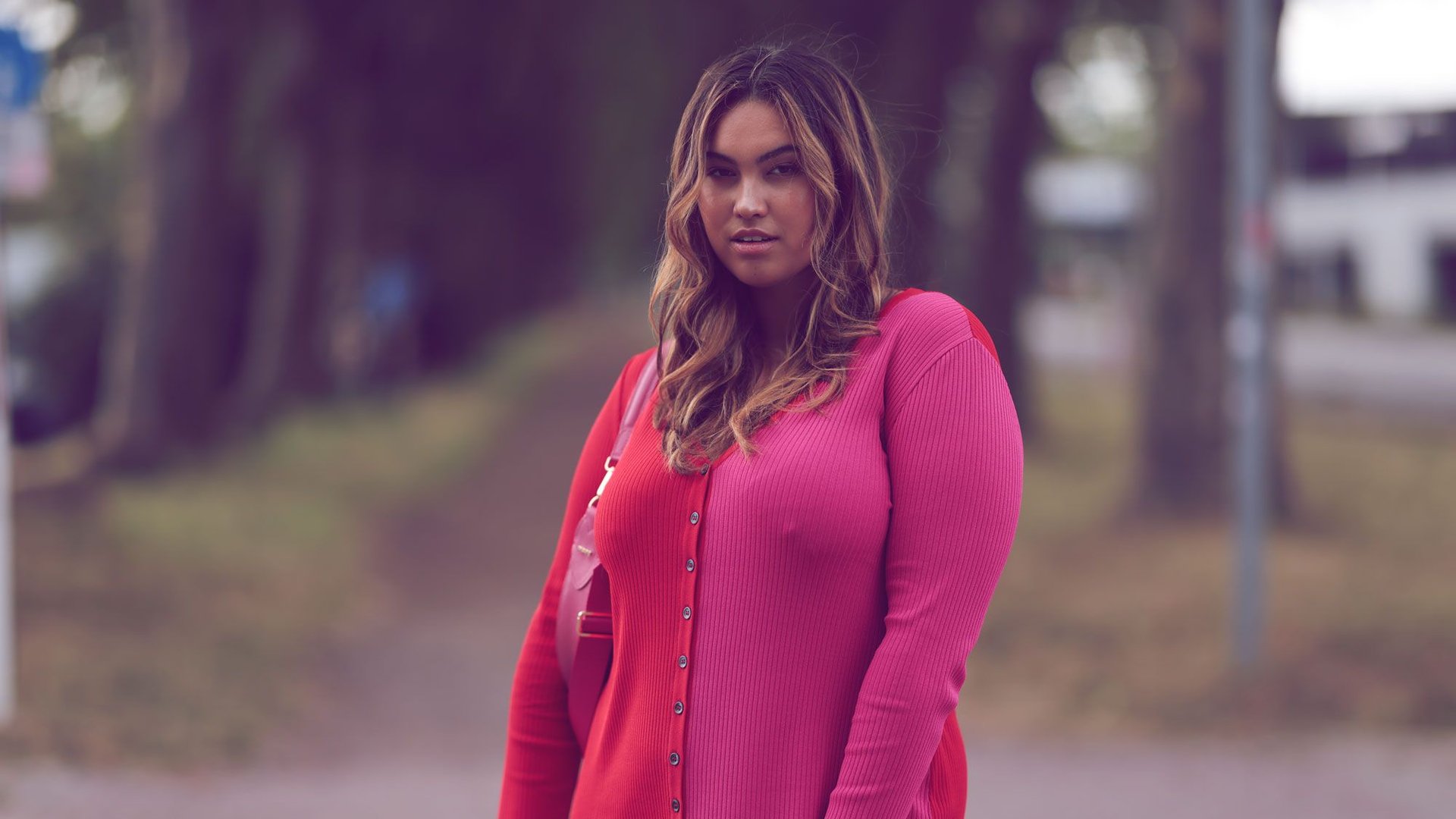 Kann-man-Pink-und-Rot-kombinieren-Oh-ja-Wir-zeigen-dir-wie-du-den-Sommertrend-richtig-stylst