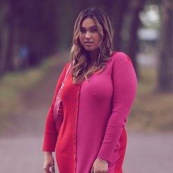 Kann man Pink und Rot kombinieren? Oh ja! Wir zeigen dir, wie du den Sommertrend richtig stylst