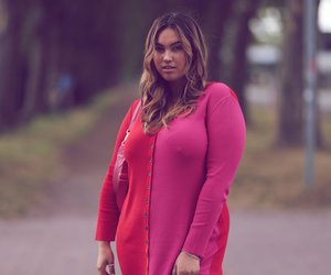 Kann man Pink und Rot kombinieren? Oh ja! Wir zeigen dir, wie du den Sommertrend richtig stylst