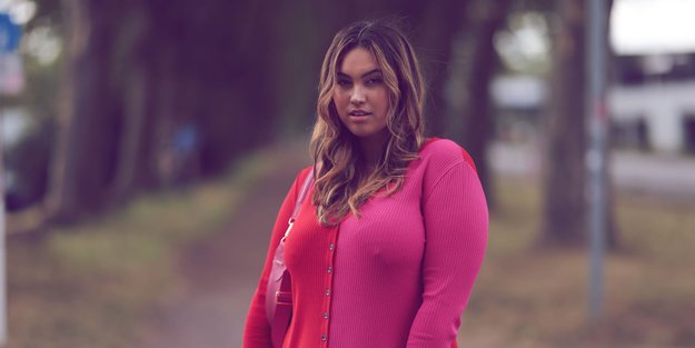Kann man Pink und Rot kombinieren? Oh ja! Wir zeigen dir, wie du den Sommertrend richtig stylst
