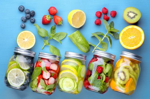 Infused Water, Wasser mit Fruchtgeschmack, ist perfekt für Deine 24-Stunden-Entgiftungskur. Infused Water, Wasser mit Fruchtgeschmack, ist perfekt für Deine 24-Stunden-Entgiftungskur.