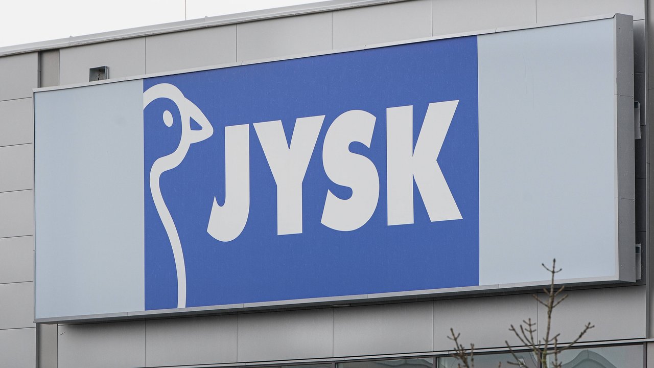 Bei Jysk gibt es ein Regal in tollem Design.