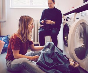 Profi-Waschtipp: Jeans gehören nur SO in die Waschmaschine, wenn sie lange halten sollen!