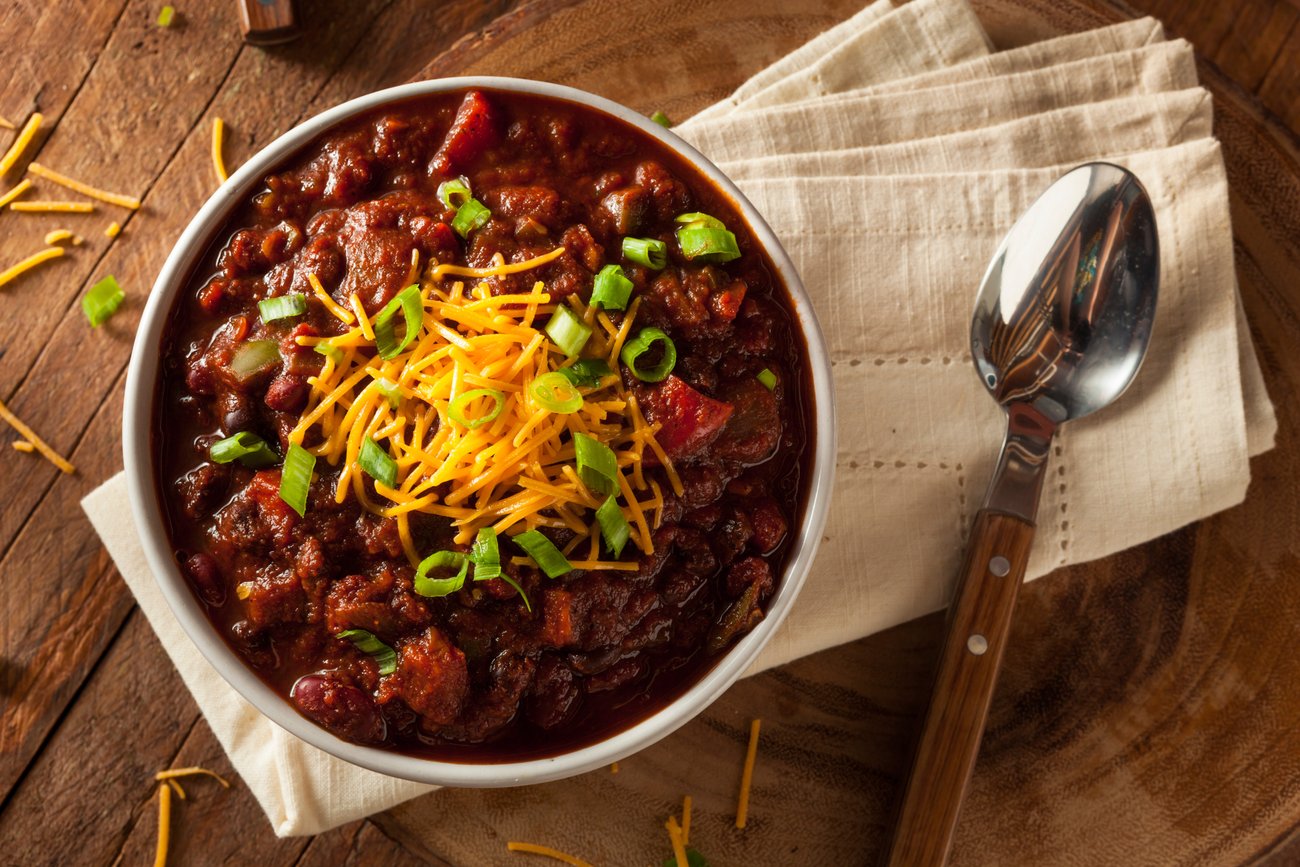 Chili con Carne mit Käse und Frühlingszwiebeln Chili con Carne mit Käse und Frühlingszwiebeln