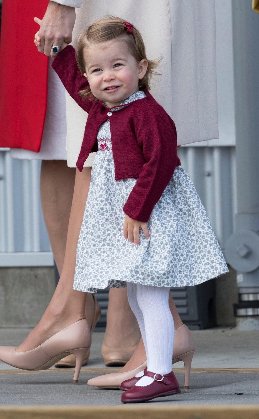 Prinzessin Charlotte lächelnd an der Hand von Kate 