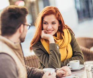 Höflich, Körperlich oder Verspielt? Finde heraus, welcher Flirt-Typ du wirklich bist