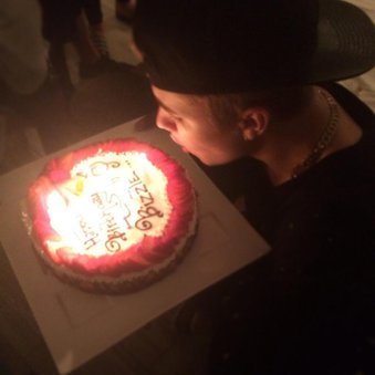 Justin Bieber pustet die Kerzen auf seinem Geburtstagskuchen aus. Justin Bieber pustet die Kerzen auf seinem Geburtstagskuchen aus.
