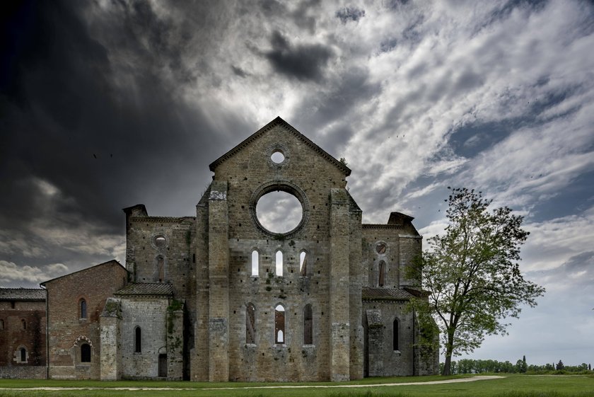 Dunkle Wolken über der Ruine der ehemaligen Zisterzienserabtei Abbazia San Galgano, Chiusdino, Toskana, Italien.