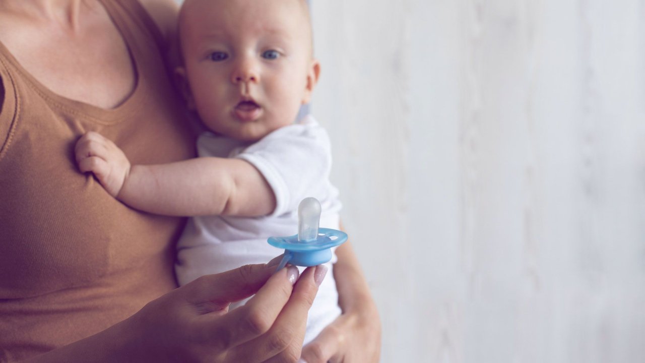 Mutter zeigt Baby Schnuller