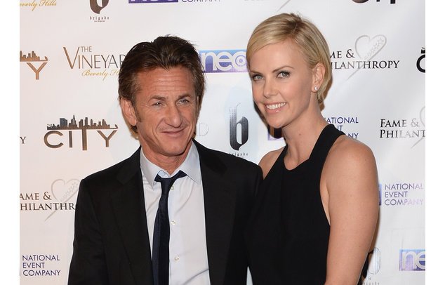 Sean Penn und Charlize Theron bei der Oscar-Verleihung Sean Penn und Charlize Theron bei der Oscar-Verleihung