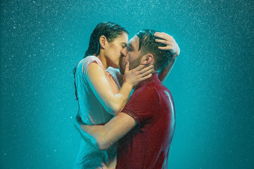 Paar küsst sich im Regen