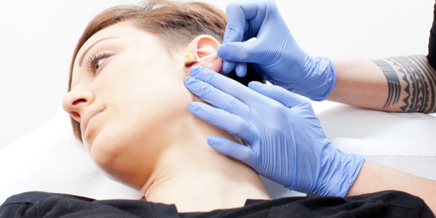 Helix-Tattoo: 11 Fakten zum Tattoo-Trend am Ohr