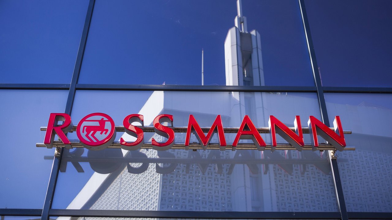 Rossmann hat jetzt die perfekte Tasche mit einem Hauch Animal-Print.