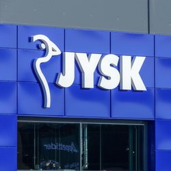 Mit der bunten Lichterkette von Jysk wird dein Balkon oder Garten zur Partyzone
