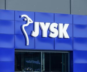 Für Balkon und Garten: Mit der bunten Lichterkette von Jysk kommt direkt Partystimmung auf