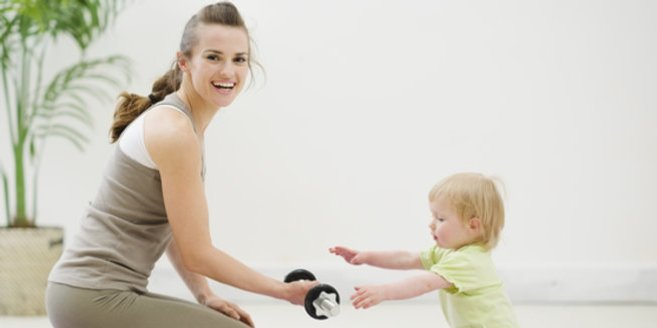Nach der Schwangerschaft abnehmen: Mami mit Baby beim Sport. Nach der Schwangerschaft abnehmen: Mami mit Baby beim Sport.