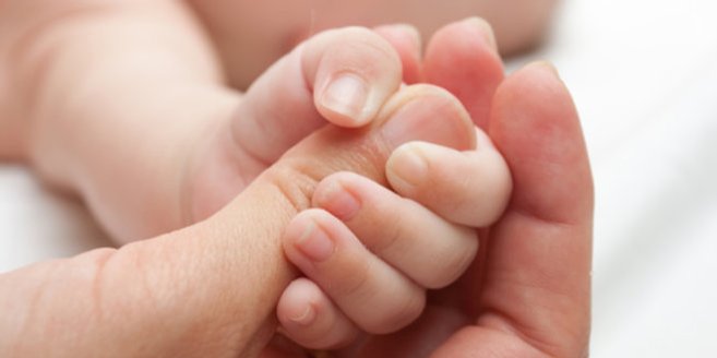 Greifreflex: Baby ergreift finger der Mutter Greifreflex: Baby ergreift finger der Mutter