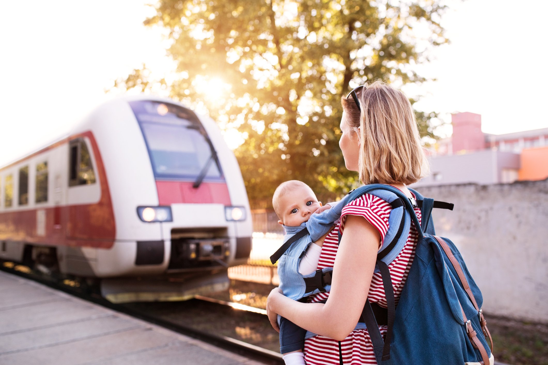 8736f30d138bf2466e18cb1047 A2I0ODYwM2Y2MWI0 young mother travelling with baby by train