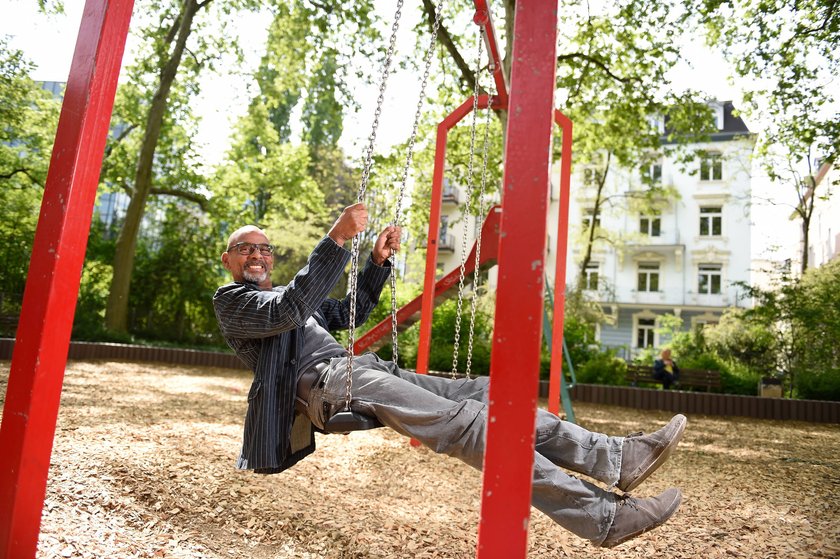 Schauspieler Pierre Sanoussi-Bliss 03.05.2018 Frankfurt x1x Schauspieler Pierre Sanoussi-Bliss 55 spielt im Stück Peer Gynt bei den Festspielen in Bad Hersfeld. Im Bild: Portrait-Fotos mit Pierre Sanoussi-Bliss auf dem Spielplatz. Frankfurt Frankfurt Hessen Germany *** Actor Pierre Sanoussi Bliss 03 05 2018 Frankfurt x1x Actor Pierre Sanoussi Bliss 55 plays in the play Peer Gynt at the festival in Bad Hersfeld In the picture Portrait Photos with Pierre Sanoussi Bliss on the playground Frankfurt Frankfurt Hessen Germany 