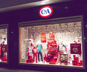 Gemütlich und festlich zugleich: C&A hat das perfekte Teil für dein Weihnachts-Outfit